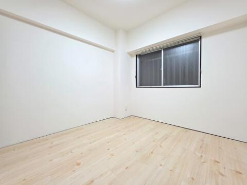 洋室は窓を備え、自然光を取り込める居室です。シンプルな室内はベッドやデスクなどを配置しやすく、子ども部屋や書斎、趣味のスペースなど、暮らしに合わせて幅広く活用できます。