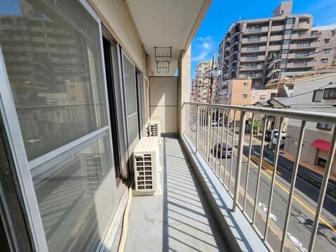 南向きのバルコニーはLDKと洋室約7.5帖に面し、陽光を室内へ取り込みます。洗濯物を干せるスペースを確保し、開放感のある眺めも楽しめます。日々の暮らしにうれしい屋外空間です。