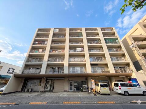 JR中央線「武蔵小金井」駅徒歩8分に位置する、7階建てマンションです。周辺には買物施設や生活施設が揃い、日々の暮らしにも便利な住環境。総戸数56戸の建物で、落ち着いた街並みに馴染む外観です。