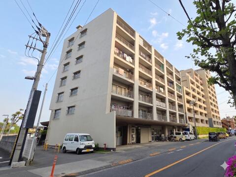 JR中央線「武蔵小金井」駅徒歩8分に位置する、7階建て・総戸数56戸のマンションです。駅近の利便性に加え、周辺には買物施設や生活施設も点在。落ち着いた街並みに建つ、暮らしやすさを感じられる住環境です。