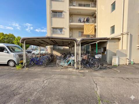 敷地内には屋根付きの駐輪場が設けられ、自転車を雨や日差しから守りながら保管できます。複数台を収容できるスペースが確保され、日常の買物や駅まで自転車を利用する方にも便利な共用設備です。
