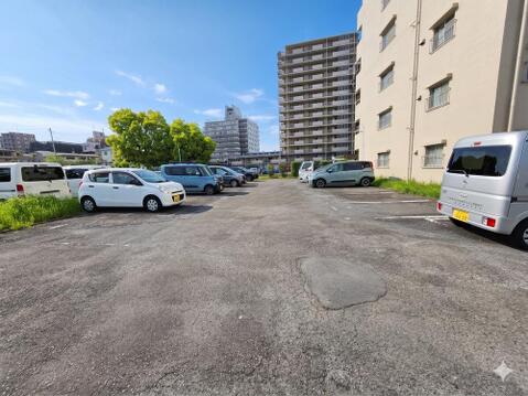 敷地内には駐車場が設けられ、空き状況は管理規約をご確認ください。建物周辺はゆとりある配置で、車の出し入れもしやすい環境です。駅徒歩8分の利便性とあわせて、暮らしを支える住環境が整っています。