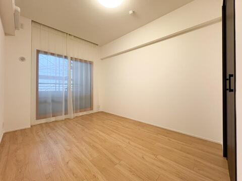 大きな窓から自然光が広がる明るい洋室。毎日の暮らしを快適に彩る心地よいプライベート空間。
