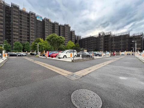 広々とした敷地内に駐車場を完備。車の出し入れや人とのすれ違いもスムーズで安心です。