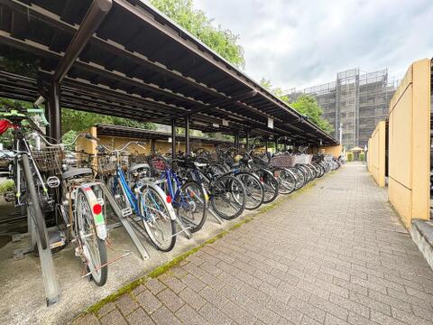 屋根付きで大切な自転車を雨から守る駐輪場。スライド式ラックで出し入れもスムーズです。