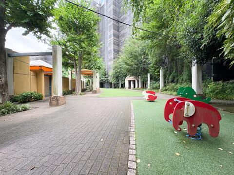敷地内には緑豊かなプレイグラウンドを併設。遊具もあり、小さなお子様を安心して遊ばせられます。