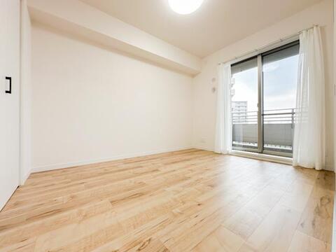 バルコニーに面した明るい洋室。たっぷりの陽光と心地よい風を取り込み、主寝室としてはもちろん、お子様部屋や書斎などライフスタイルに合わせて幅広く活用できます。