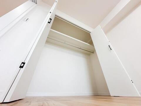 ハンガーパイプ付きのクローゼットを備え、衣類や季節用品をすっきり収納可能。お部屋を広く使えるため、生活空間を美しく保ちやすい設計です。