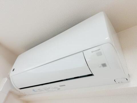 リビングにはエアコンを設置済み。初期費用を抑えられるだけでなく、ご入居後すぐに快適な室内環境で新生活を始められる嬉しい設備です。