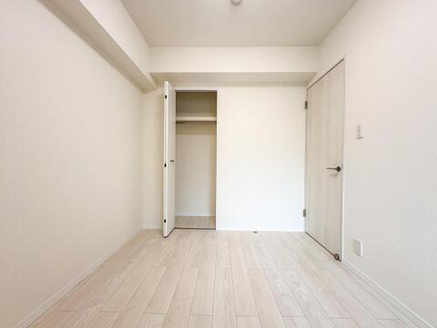 明るい木目調のフローリングと白い壁が心地よい洋室です。収納力のあるクローゼット付きで、お子様の成長に合わせて様々に活用できます。