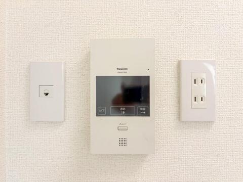 「見える安心」をカタチにしました。誰が来てもわかる様にモニター付きインターホンを設置。家事導線を考慮した個所に設置し、防犯性と利便性に優れ快適と安らぎを合わせた優しい設計。