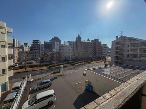 高層階からの眺望は、青い空と街並みが広がる開放感。明るい日差しが降り注ぎ、家族の会話も弾む素敵な日常を演出します。