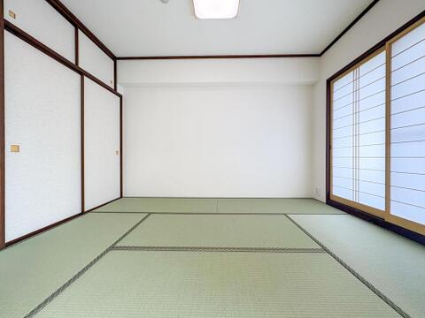 畳の温もりを感じる和室は、お子様の成長に合わせて多目的に使える空間。障子から差し込む光が、家族の時間を優しく包みます。