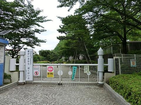 多摩市立大松台小学校まで約1600m