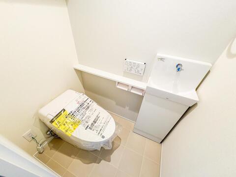 白を基調とした清潔感あふれるトイレは、手洗い器付きでいつでも衛生的。家族みんなが気持ち良く使える快適なプライベート空間です。
