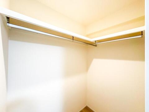 たっぷり収納できるクローゼットは、家族みんなの衣類をすっきりと整理整頓できます。ハンガーパイプと棚で使い勝手も抜群