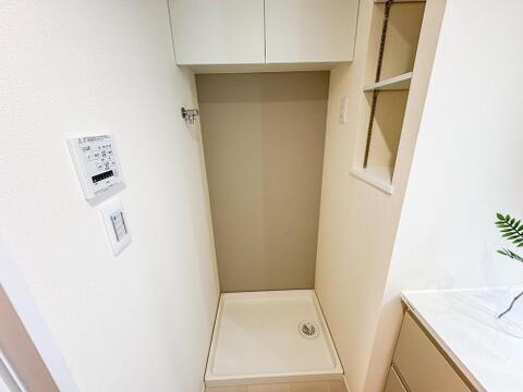 毎日の洗濯がスムーズになる、機能的なランドリースペース。豊富な収納で、洗剤やタオルもすっきり片付き、家事の時短を叶えます。