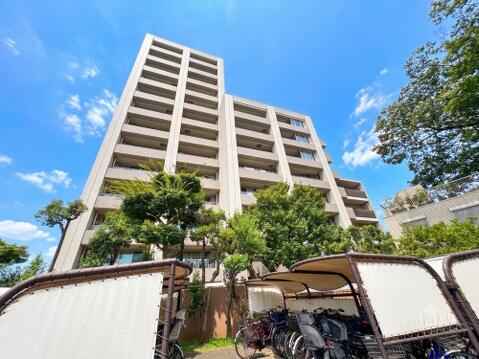 空に映える高層マンション。緑豊かな環境で、家族の毎日をサポートします。