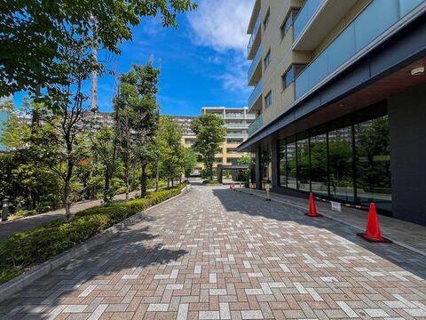 「広々とした車車ルート」敷地内通路も幅広く確保。お車の出し入れやすれ違いもスムーズです。