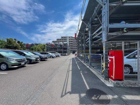 「敷地内駐車場」大切なお車を安心管理できる機械式駐車場。最新の空き状況はお問合せください。
