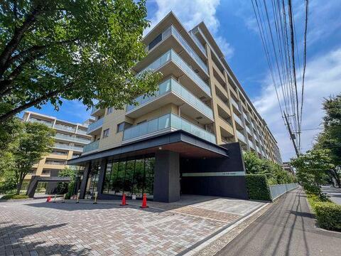 「平成28年築・総戸数325戸」三井不動産レジデンシャル旧分譲。洗練された重厚感あふれる外観。