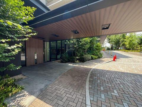 「緑に包まれたアプローチ」ゆとりあるキャノピーと美しい植栽が住まう方を優しく迎え入れます。