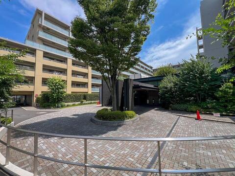 「美しい敷地内プロムナード」石畳と緑が続く敷地内歩道。車が通らないため小さなお子様も安心です。