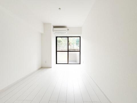 窓から光がたっぷりと差し込む明るい洋室。清々しい空間で、ゆったりと心安らぐ時間をお過ごしください。