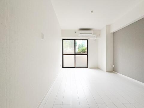 どんな家具も映える、明るく清潔感あふれる洋室。寝室やお子様部屋、書斎など多目的に活用できます。