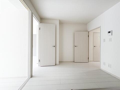 家族の成長に合わせて家具のレイアウトを自由に楽しめる、開放的なリビングです。