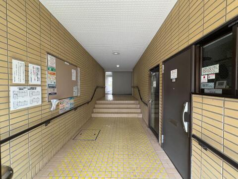 清掃の行き届いた清潔感を感じるエントランススペース。マンションの顔というべき場所でございます。
