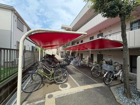 敷地内に屋根付き駐輪場を完備。雨の日でも自転車が濡れにくく、安心してお手持ちの自転車を保管していただけます。