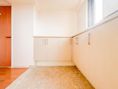 出かける準備をしても、帰ってきて荷物を下ろしても、通路がふさがらない広さ。「行ってきます」と「ただいま」がスムーズに流れる玄関です。