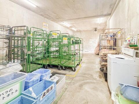 ゴミ置場が敷地内に設置され、住民が便利に利用できるよう配慮されています。管理が行き届いており、清潔に保たれているため、安心して快適に利用できる環境が整っています。
