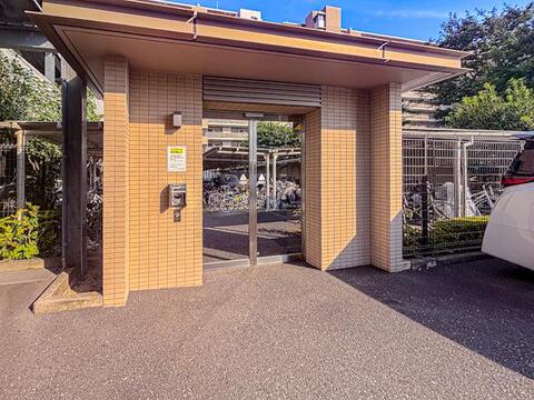 清潔感ある共用エントランスが来訪者を温かく迎えます。管理が行き届いた住環境を反映した、住む人に毎日安心感と誇らしさをもたらす印象的なエントランスです。