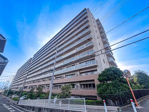 重厚な風格ある佇まいのマンション。歴史を重ねてきた建物ならではの落ち着いた雰囲気が、住まいに独自の安心感と深みある趣をもたらします。