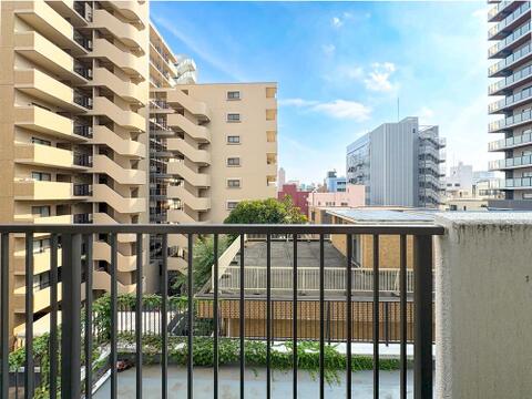 眺望が魅力の住まいで、窓からの景色が心を癒してくれます。季節ごとに移ろう風景を楽しめ、心安らぐ時間が流れる空間が広がります。毎日の生活に豊かさを与えてくれる場所です。