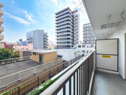 部屋からの眺望が素晴らしく、日常生活に豊かさを感じられる住まいです。遠くの景色が見渡せるため、気分転換やリフレッシュに適した環境が整っており、穏やかな時間を楽しめます。