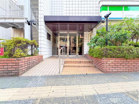 存在感のある外観が特徴のマンション。落ち着いたデザインとしっかりとした構造が安心感をもたらし、住まいとしての信頼性が感じられる美しい造りです。