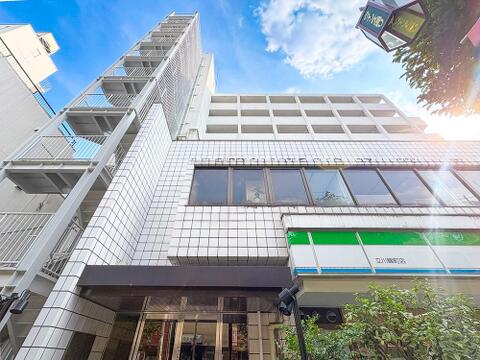 淡いトーンの外装材を使用した穏やかで品のある外観。光の当たり方によって表情が変わる外壁が、四季折々の風景に映える美しい住まいの顔を見事につくり出します。