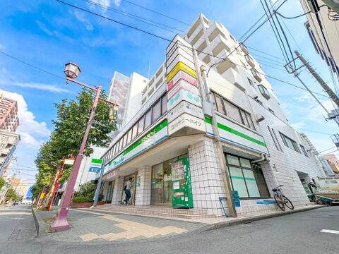 柔らかなトーンの外壁色が周辺環境に馴染む優しい色合いの外観デザイン。温かみのある落ち着いた佇まいが街並みに自然と溶け込み、帰るたびに心が和む住まいです。