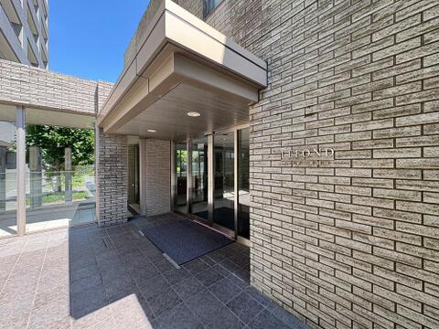 色合いも落ち着いた色を中心に構成され、重厚感のある雰囲気で居住者・来客者を迎えてくれます。