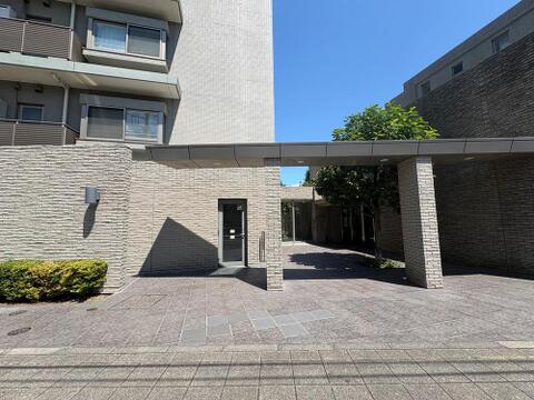 いくつかの種類の石と、木質系の素材が創出する雰囲気は、現代的な「和」の風情を感じさせます。