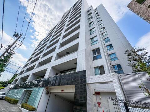 青空にそびえ立つ、スタイリッシュな外観が目を引くレジデンス。開放感あふれる住まいで、お子様とのびのびとした毎日をお過ごしいただけます。