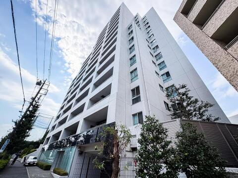 青空に映える、白を基調としたスタイリッシュな外観。明るい日差しが差し込む住まいで、子育て世代のファミリーに快適な暮らしを提供します。