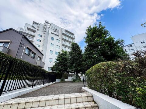 陽光が降り注ぐ、明るい印象の物件外観です。豊かな緑に囲まれたアプローチは、ご家族の穏やかな暮らしを優しく迎えます。