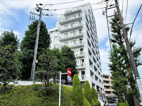 洗練されたデザインのマンションは、豊かな緑に囲まれ、都会の喧騒を忘れさせる落ち着いた住環境を提供します。コンビニも近く、子育て世代にも便利な立地です。