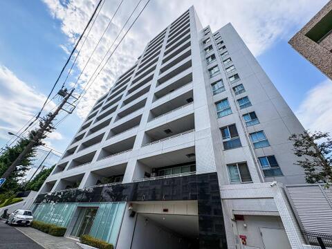 青空に映える、洗練されたデザインが魅力のマンション。都会の利便性と上質な住空間を兼ね備え、家族の笑顔が溢れる毎日を育む拠点となるでしょう。