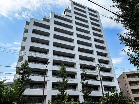 青空に映える洗練された外観デザイン。開放的なバルコニーは、家族の笑顔と心地よい風を運び、日々の暮らしを豊かに彩ります。
