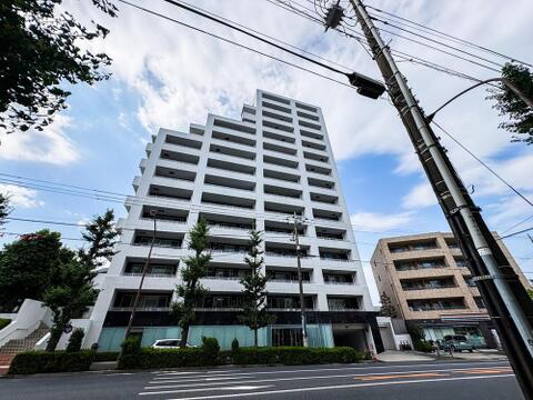 モダンな外観デザインが魅力の物件です。青空と緑に囲まれた開放的なロケーションで、ご家族の笑顔が溢れる毎日を。近くのコンビニも便利です。
